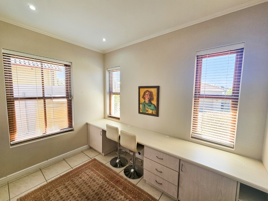 2 Bedroom Property for Sale in Whale Rock Gardens Western Cape